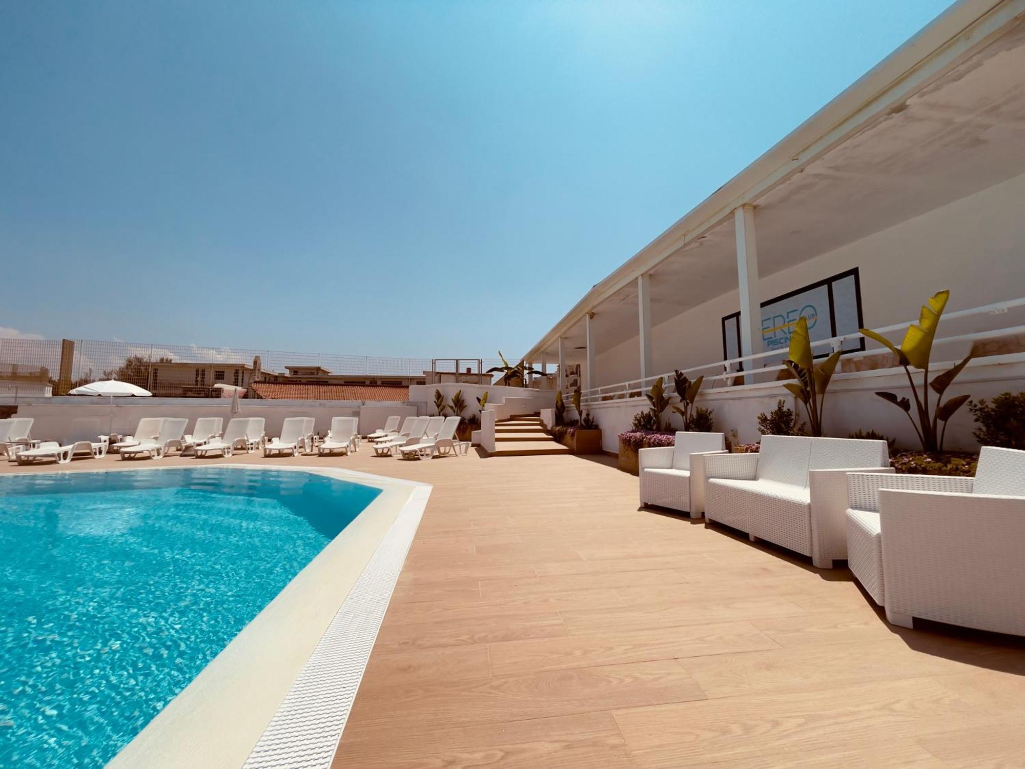 Athena Sea Front Apartment, Parking & Pool Лаго-Патрия Экстерьер фото