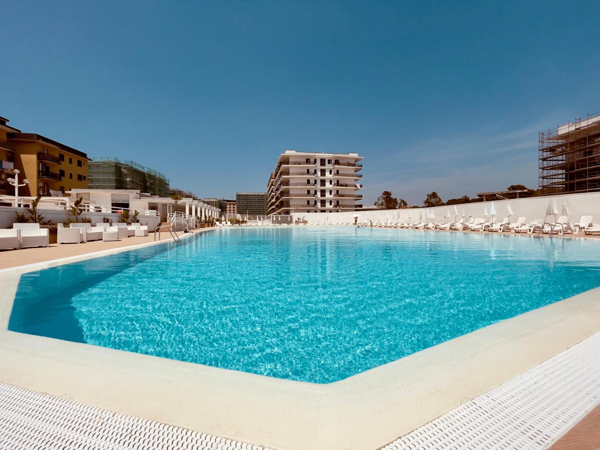 Athena Sea Front Apartment, Parking & Pool Лаго-Патрия Экстерьер фото